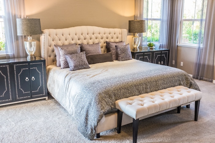 Schlafzimmer mit fertig aufgebautem Bett und Schrank